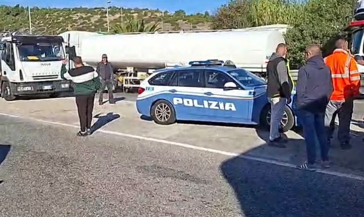 protesta degli autotrasportatori nel salernitano presidi sulla a2 da Anteprima24.it protesta degli autotrasportatori nel salernitano presidi sulla a2