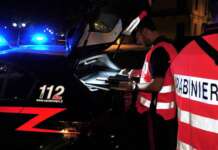 Fugge dai carabinieri ma cade dallo scooter: trovati droga, bilancino e 735 euro