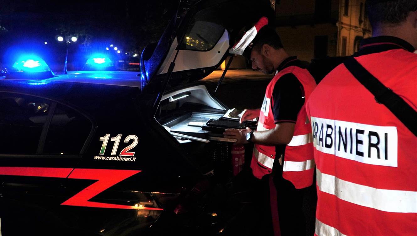 fugge dai carabinieri ma cade dallo scooter trovati droga bilancino e 735 euro da Anteprima24.it fugge dai carabinieri ma cade dallo scooter trovati droga bilancino e 735 euro