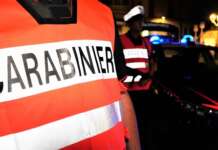 Si agitano alla vista dei carabinieri: la perquisizione fa scoprire cocaina e marijuana