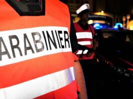 Si agitano alla vista dei carabinieri: la perquisizione fa scoprire cocaina e marijuana