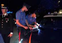 Assalto all’Audi nella notte: vetro sfondato con una mazza, due persone costrette a scendere