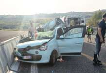 Schianto mortale in autostrada: auto contro camion, muore il passeggero
