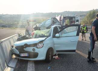 Schianto mortale in autostrada: auto contro camion, muore il passeggero