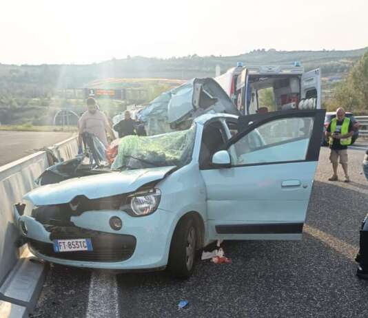 Schianto mortale in autostrada: auto contro camion, muore il passeggero