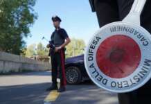 La moto senza targa attira i carabinieri: dal telaio scoprono il furto, denunciato