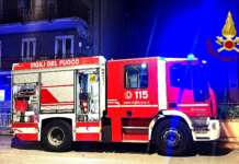 Fiamme in casa, 78enne sviene: salvato dalla vicina di casa