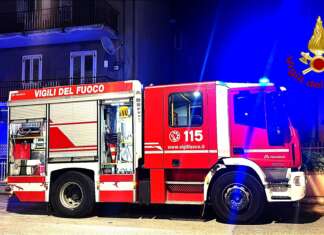 Auto esce dalla carreggiata e si ribalta: 79enne perde la vita