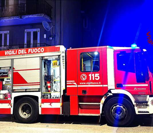 Auto esce dalla carreggiata e si ribalta: 79enne perde la vita