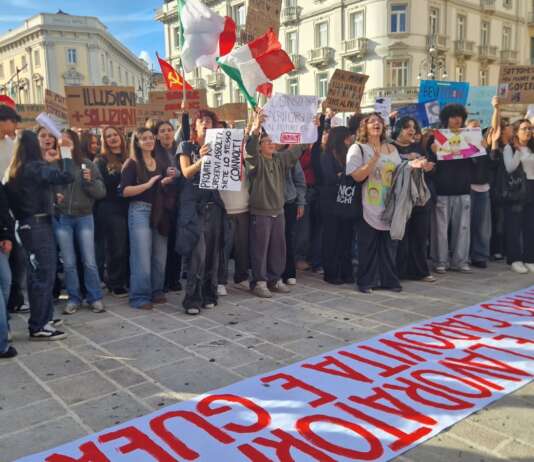 FOTO/ “Meno illusioni, più soluzioni”: studenti presidiano le piazze