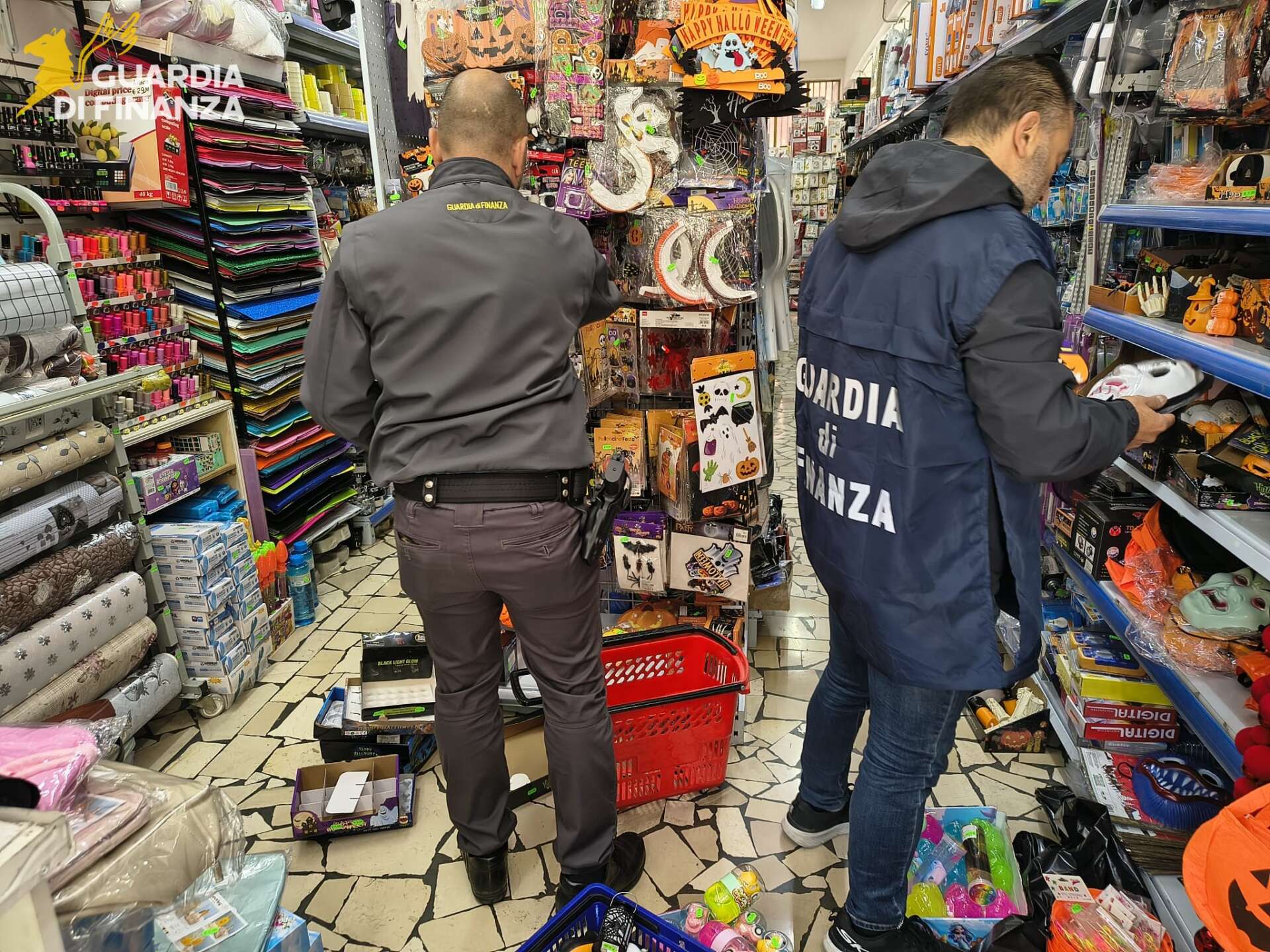 Halloween, maxi sequestro della Finanza: 40mila articoli irregolari