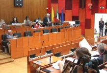 Napoli, anche oggi il Consiglio comunale si terrà domani: niente numero legale