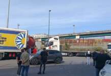 Autotrasportatori, 4° giorno di blocco al Porto di Napoli. Viceministro Rixi: “Non può essere sine die”