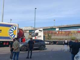 Autotrasportatori, 4° giorno di blocco al Porto di Napoli. Viceministro Rixi: “Non può essere sine die” autotrasportatori