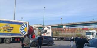 Autotrasportatori, 4° giorno di blocco al Porto di Napoli. Viceministro Rixi: “Non può essere sine die”