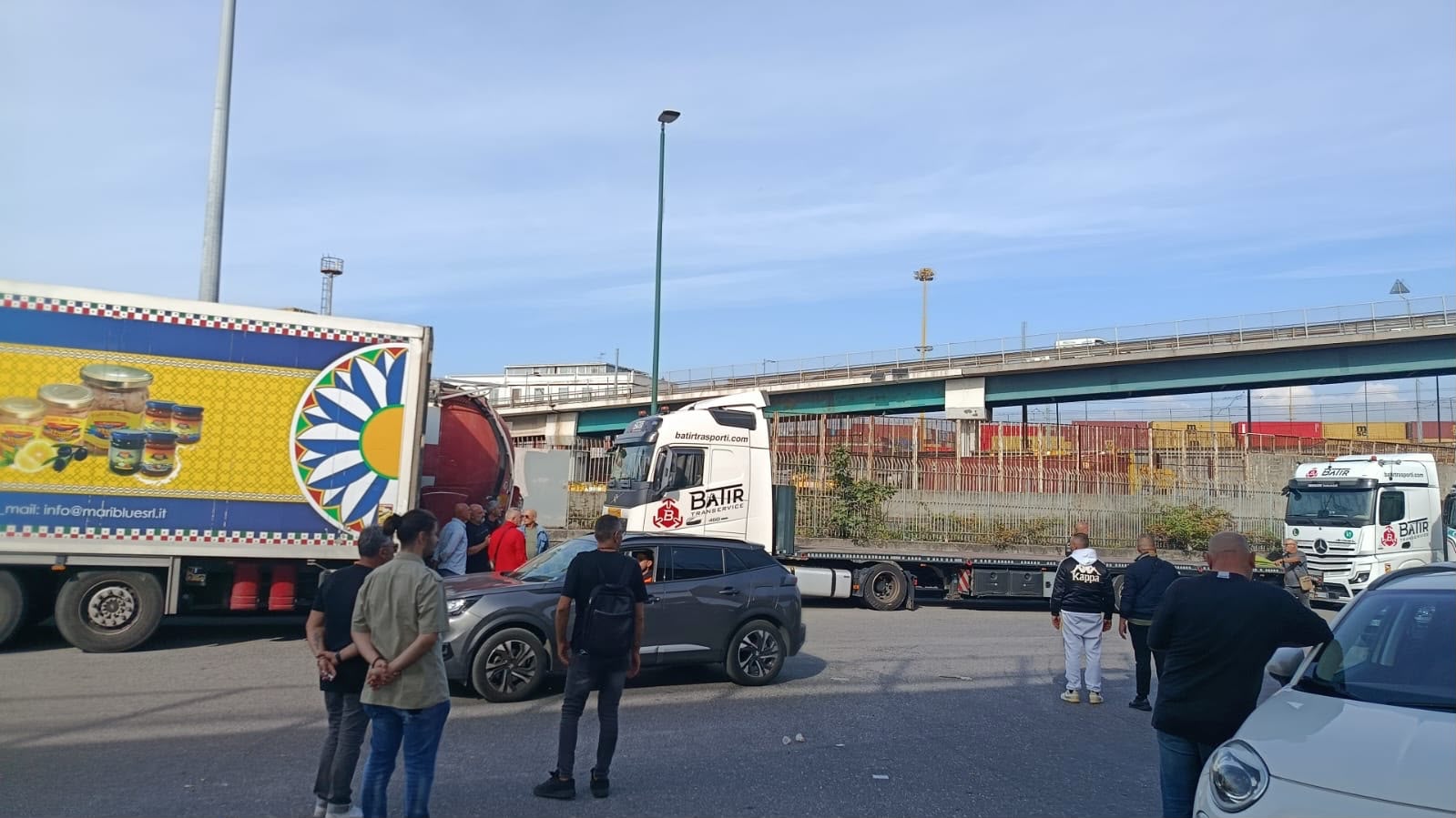autotrasportatori 4176 giorno di blocco al porto di napoli viceministro rixi non pu242 essere sine die da Anteprima24.it autotrasportatori 4176 giorno di blocco al porto di napoli viceministro rixi non pu242 essere sine die
