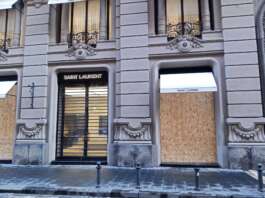 Napoli tra cortei e paura: l’ombra della guerriglia fa blindare le griffe di Chiaia