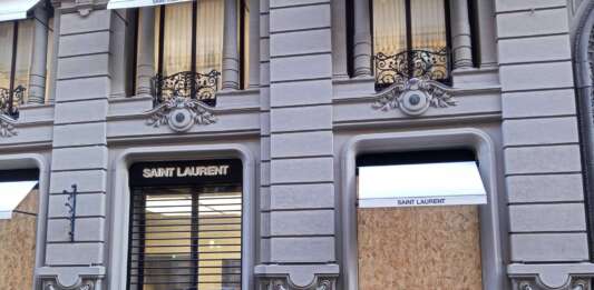 Napoli tra cortei e paura: l’ombra della guerriglia fa blindare le griffe di Chiaia