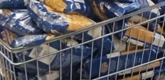 Carrelli pieni di pasta e scaffali vuoti: l’egoismo delle persone mascherato da paura