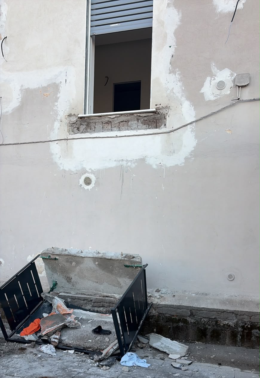cede balcone di un8217abitazione quattro persone ferite nel napoletano da Anteprima24.it cede balcone di un8217abitazione quattro persone ferite nel napoletano