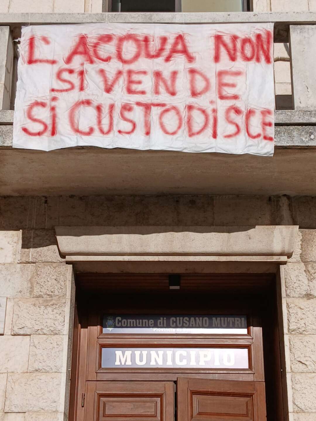 cusano mutri striscioni e cittadini davanti al municipio l8217acqua non si vende si custodisce da Anteprima24.it cusano mutri striscioni e cittadini davanti al municipio l8217acqua non si vende si custodisce
