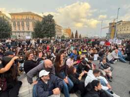 Corteo a Napoli, niente tensioni ma slogan contro Meloni e governo