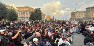 Corteo a Napoli, niente tensioni ma slogan contro Meloni e governo
