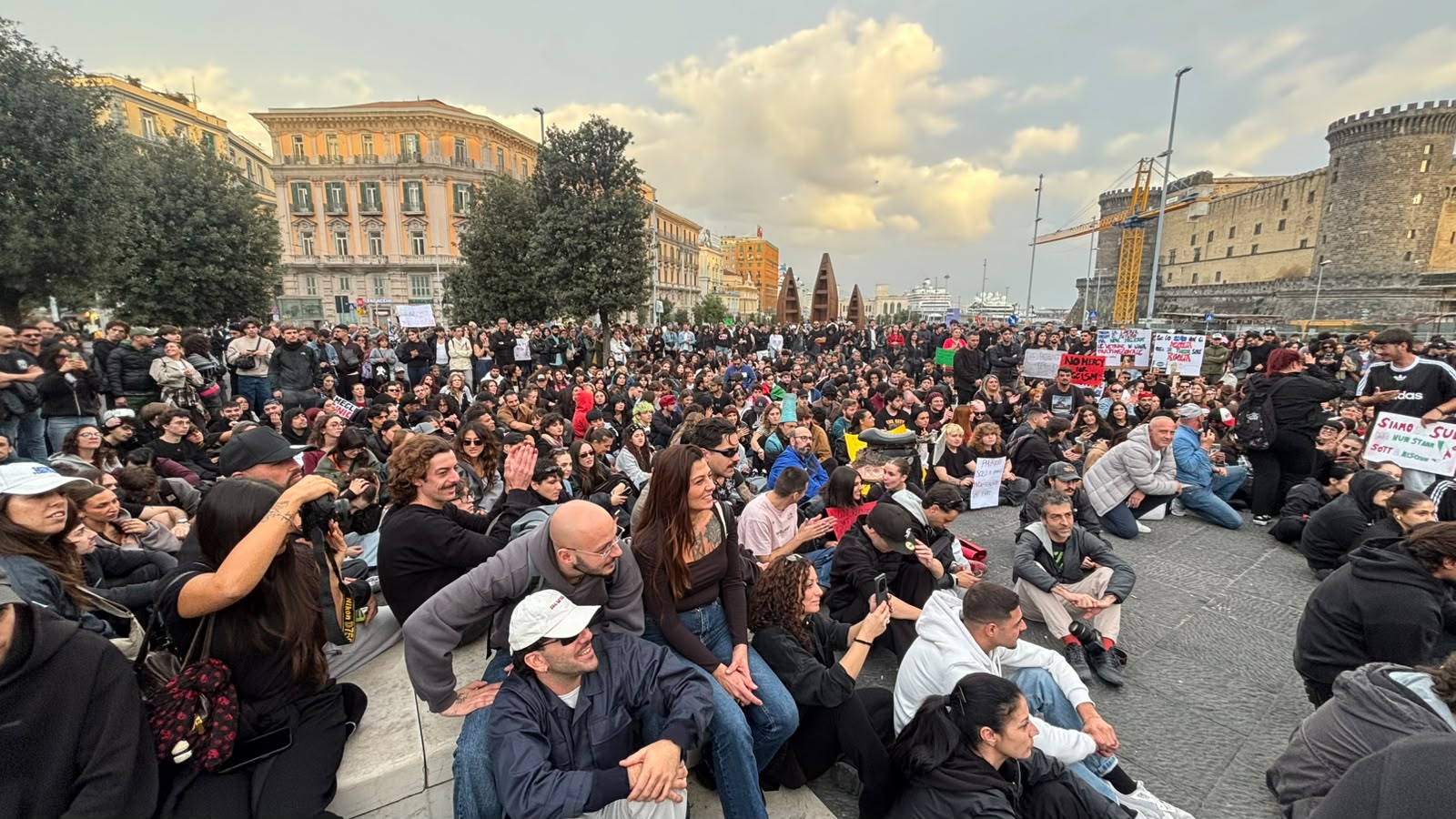 corteo a napoli niente tensioni ma slogan contro meloni e governo da Anteprima24.it corteo a napoli niente tensioni ma slogan contro meloni e governo