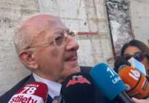 De Luca ai parcheggiatori abusivi: ”Non è caffè, è estorsione”