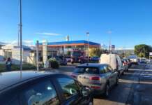 Segnalata benzina: lunghe code per l’assalto al distributore