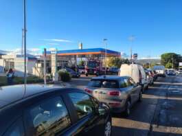 Segnalata benzina: lunghe code per l’assalto al distributore