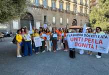 Docenti e Ata uniti senza sindacati, anche a Napoli flash mob: “Per la dignità del lavoro a scuola”