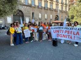 Docenti e Ata uniti senza sindacati, anche a Napoli flash mob: “Per la dignità del lavoro a scuola”