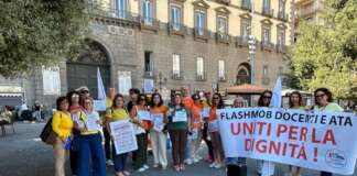 Docenti e Ata uniti senza sindacati, anche a Napoli flash mob: “Per la dignità del lavoro a scuola”