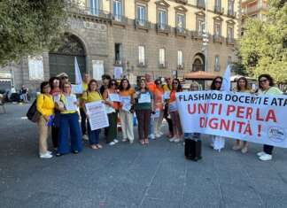Docenti e Ata uniti senza sindacati, anche a Napoli flash mob: “Per la dignità del lavoro a scuola”