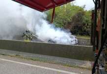 Auto in fiamme durante il tragitto: intervento dei Vigili del Fuoco