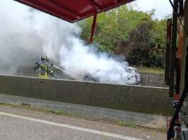 Auto in fiamme durante il tragitto: intervento dei Vigili del Fuoco