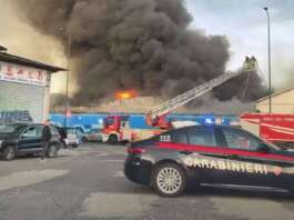 “Non voglio parlare, siamo scappati”: il silenzio di Napoli Est dopo l’ennesimo capannone in fiamme