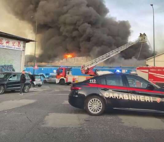 “Non voglio parlare, siamo scappati”: il silenzio di Napoli Est dopo l’ennesimo capannone in fiamme