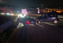 Frontale sul raccordo autostradale, tre feriti: intervengono carabinieri e 118