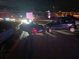 Frontale sul raccordo autostradale, tre feriti: intervengono carabinieri e 118