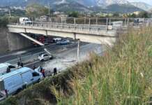 Cade parte del cavalcavia e finisce sull’autostrada: probabile l’urto col tir troppo alto
