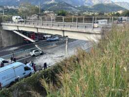 Cade parte del cavalcavia e finisce sull’autostrada: probabile l’urto col tir troppo alto