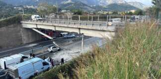 Cade parte del cavalcavia e finisce sull’autostrada: probabile l’urto col tir troppo alto