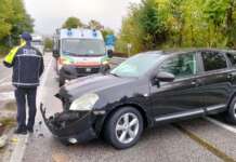 Auto fuori strada lungo l’Appia: ferito il conducente