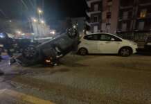 Prima lo scontro, poi il ribaltamento: ferite due ragazze