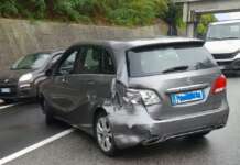 Incidente sul raccordo, furgone tampona una Mercedes: donna in ospedale