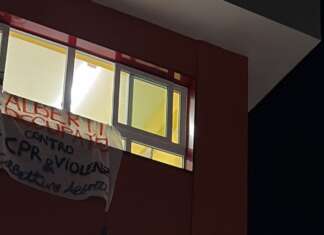 Scuole occupate a Napoli, raid esterno all’Alberti: studenti aggrediti. Atenei, l’Orientale in occupazione