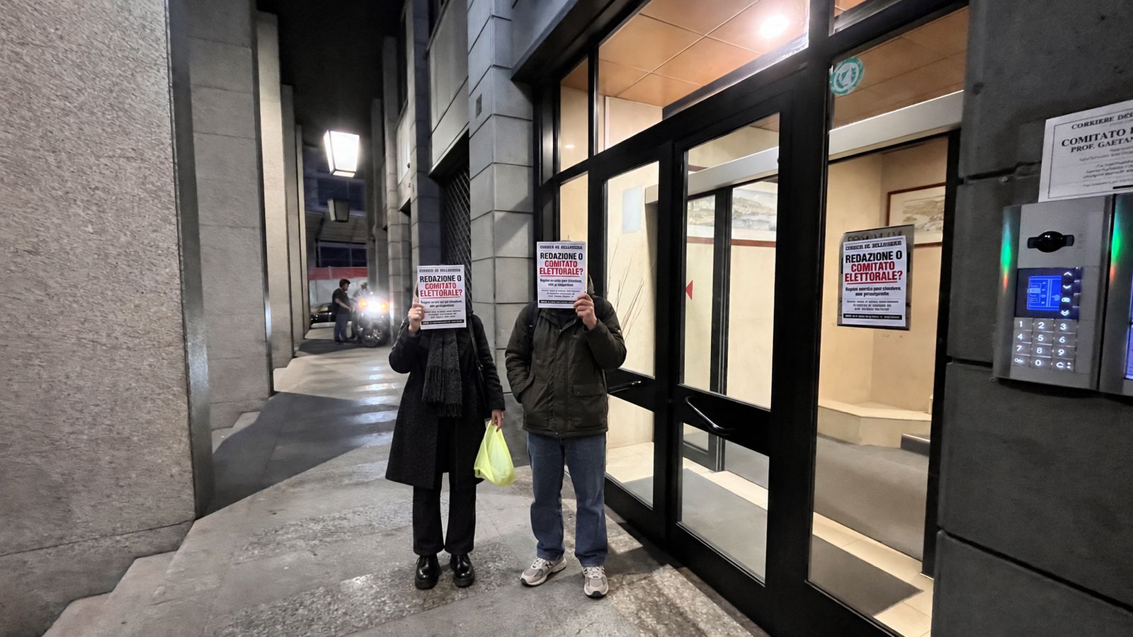 napoli affissi cartelli comitato elettorale su redazioni attivisti contestano repubblica e corriere da Anteprima24.it napoli affissi cartelli comitato elettorale su redazioni attivisti contestano repubblica e corriere