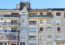 Incendio sul tetto di una palazzina nel napoletano: indagini in corso